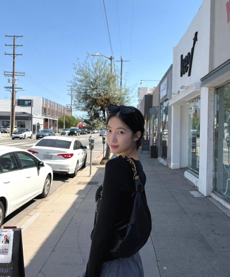 카즈하 사복 또 예쁘네, 생로랑 가방에 스트라이프 팬츠까지
