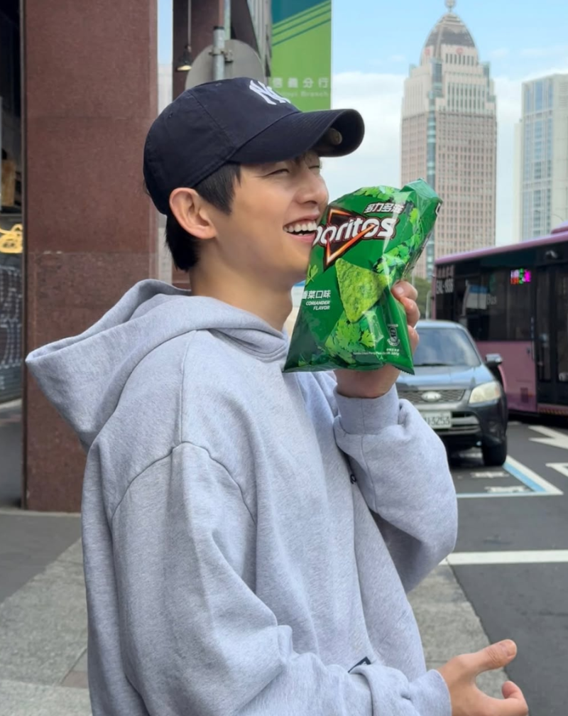 설마 "이거" 아직도  못끊었나?? 41세 송중기 생일 선물 사진에 팬들 시선 일시정지