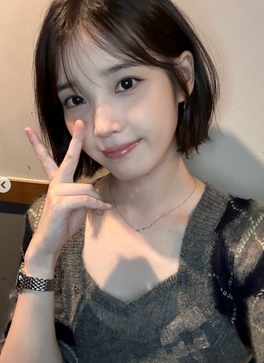 "이 얼굴이 진짜 서른셋이라고?" 충격 부른 아이유 33세 단발 무결점 셀카 실물 반응