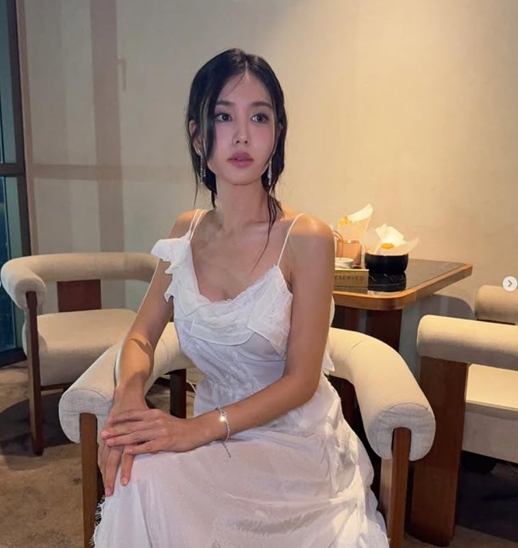 "러닝으로 다져진 몸매 부럽다" 결국 감탄 터진 안은진, 화이트 드레스 청순미 왜 화제일까?