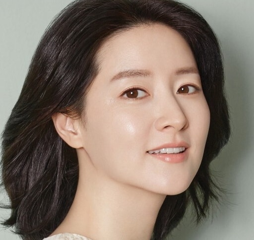 55세 맞나 싶은 이영애, 올블랙 원피스에 화이트 구찌백 하나로 시선 다 가져갔다는