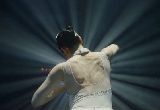 몸 일반인이라더니…김연아 '죽음의 무도' 발레 재해석, 등근육 실화?