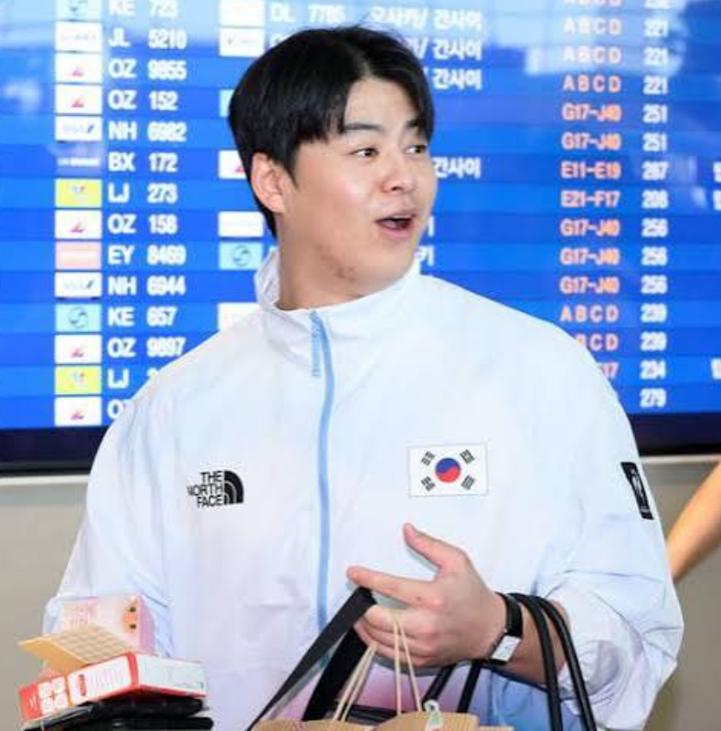 금메달 따러 일본 가는데 태극기가 거꾸로…하필 주장 노시환 단복에 무슨 일이
