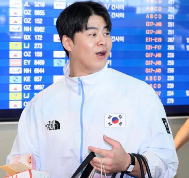 “태극기가 거꾸로?” 주장 노시환 출국 단복에서 포착된 황당 실수