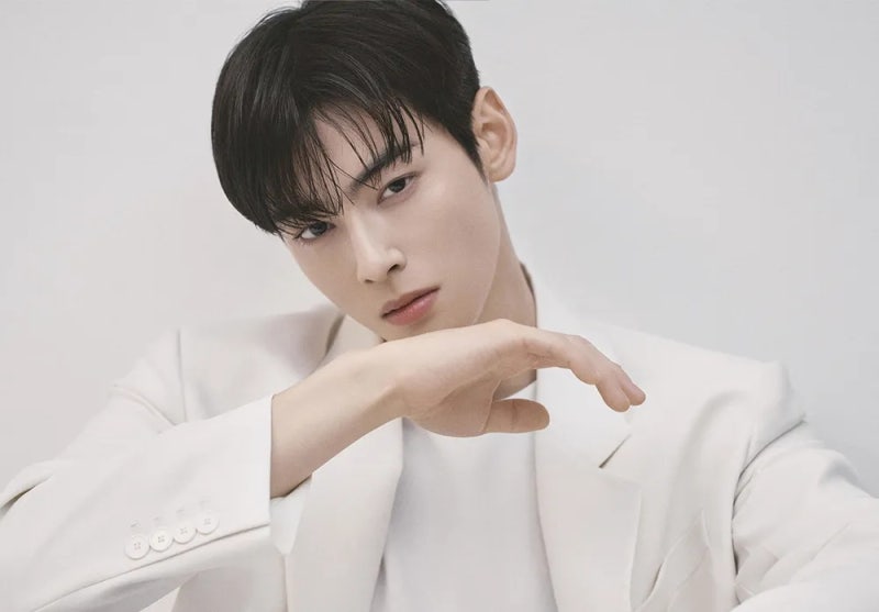 한때는 팬이라더니… 차은우 앉았던 카페 자리 밑에서 싹 다 회수하려던 50대 여성의 소름돋....