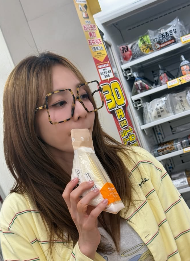 41세 맞아? 원조 뼈말라 산다라박, 도쿄 편의점서 포착된 파격 여행룩의 전말