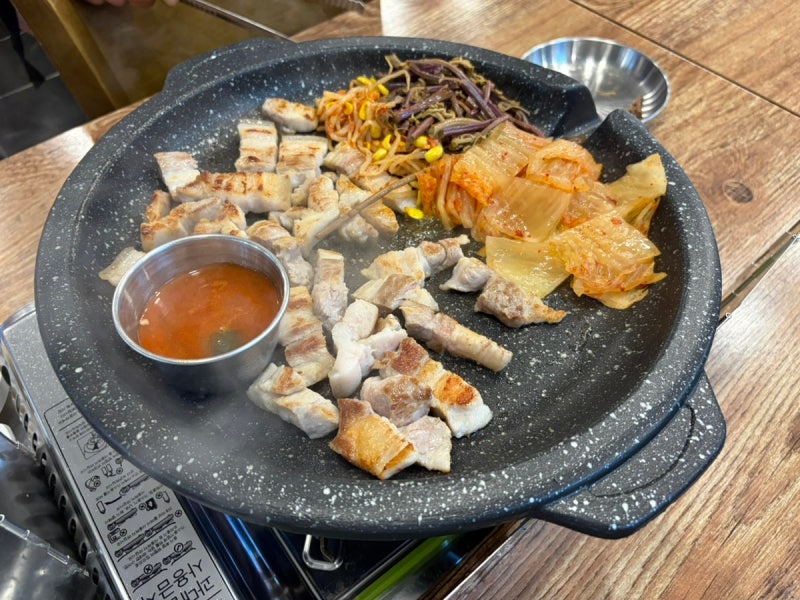 제주도 제주시 구좌읍 김녕리 백록오름 김녕해수욕장 세기알해변 흑돼지 오겹살 목살 묵은....