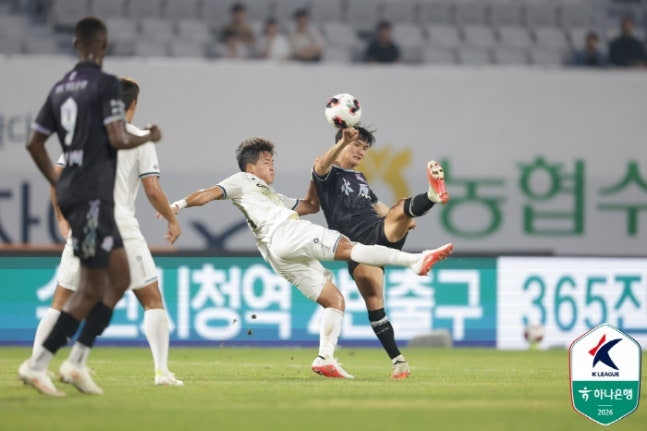 "다이렉트 승격은 내가 한다" K리그2 수원FC와 서울이랜드의 승격 경쟁