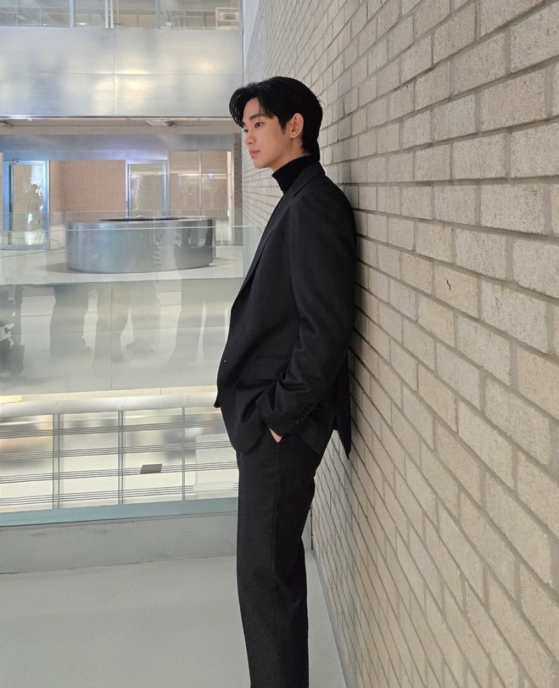 “김수현 맞아?” 1년 6개월 만에 공식석상 등장..임영웅에게 트로피 건넸다