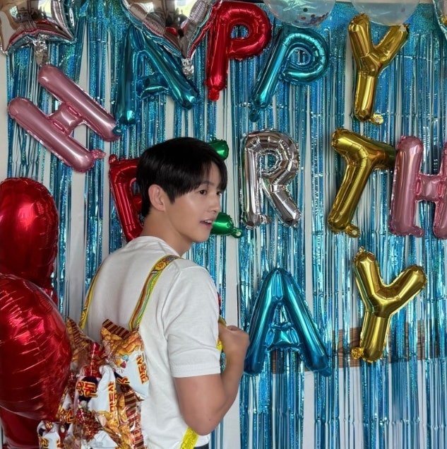 송중기, 41번째 생일 맞아 공개한 사진…등에 멘 ‘과자 가방’에 시선 집중