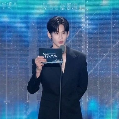 김수현, 임영웅 시상식 복귀! 1년 6개월 만의 감동 투샷