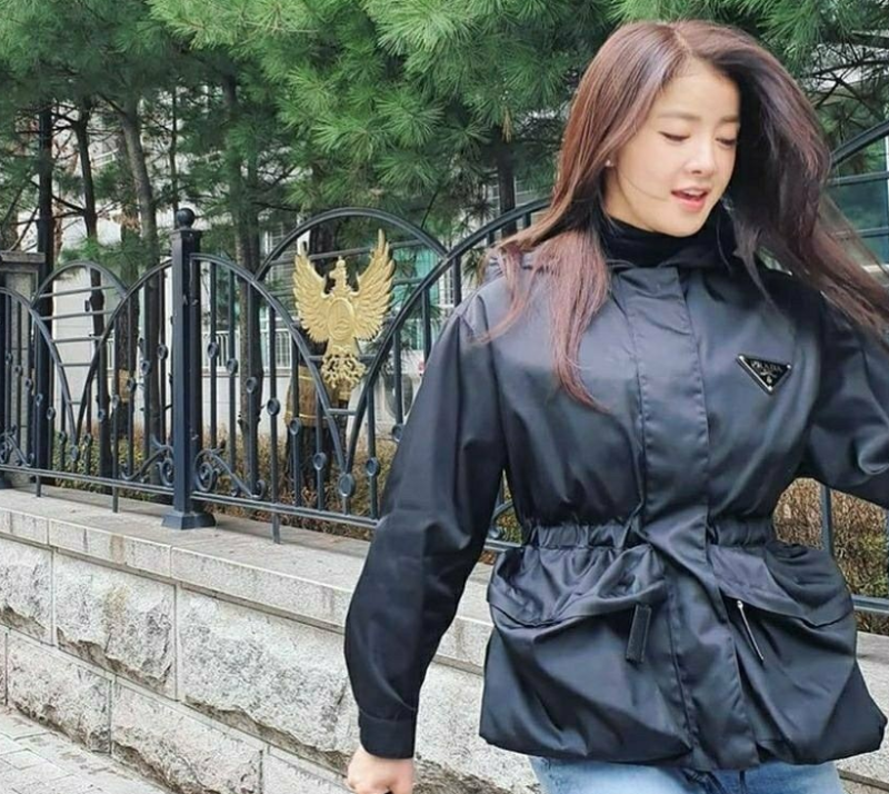 프라다 이시영 바람막이 가격 보고 놀랐다면, 레깅스 꾸안꾸에 20만원대부터 비교해볼 만하....