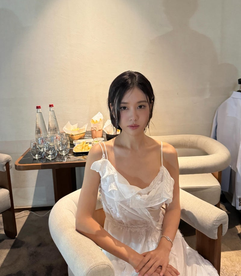 안은진, 화이트 드레스 청순미 10kg 감량 후 달라진 실루엣