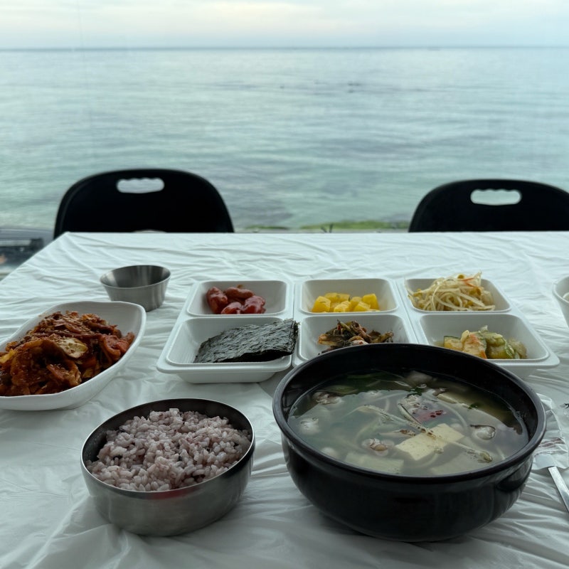 속초 등대해수욕장 아침 식사 되는 맛집 등대곳간 제육볶음 낙지해장국 후기