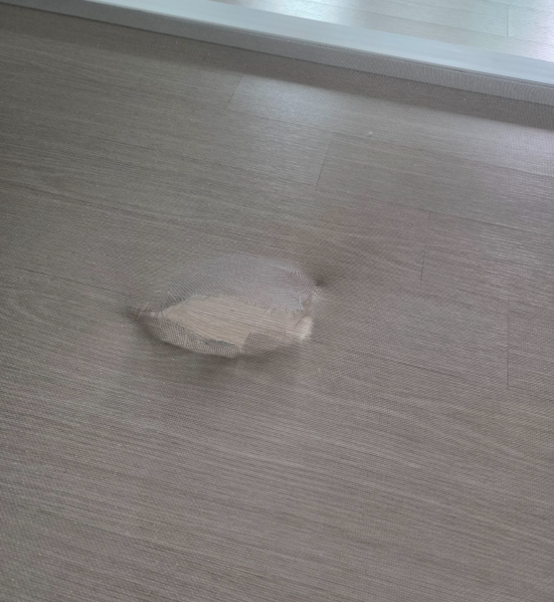 방충망이 너무 크게 찢어졌습니다… 보수테이프로는 안 되겠더라고요
