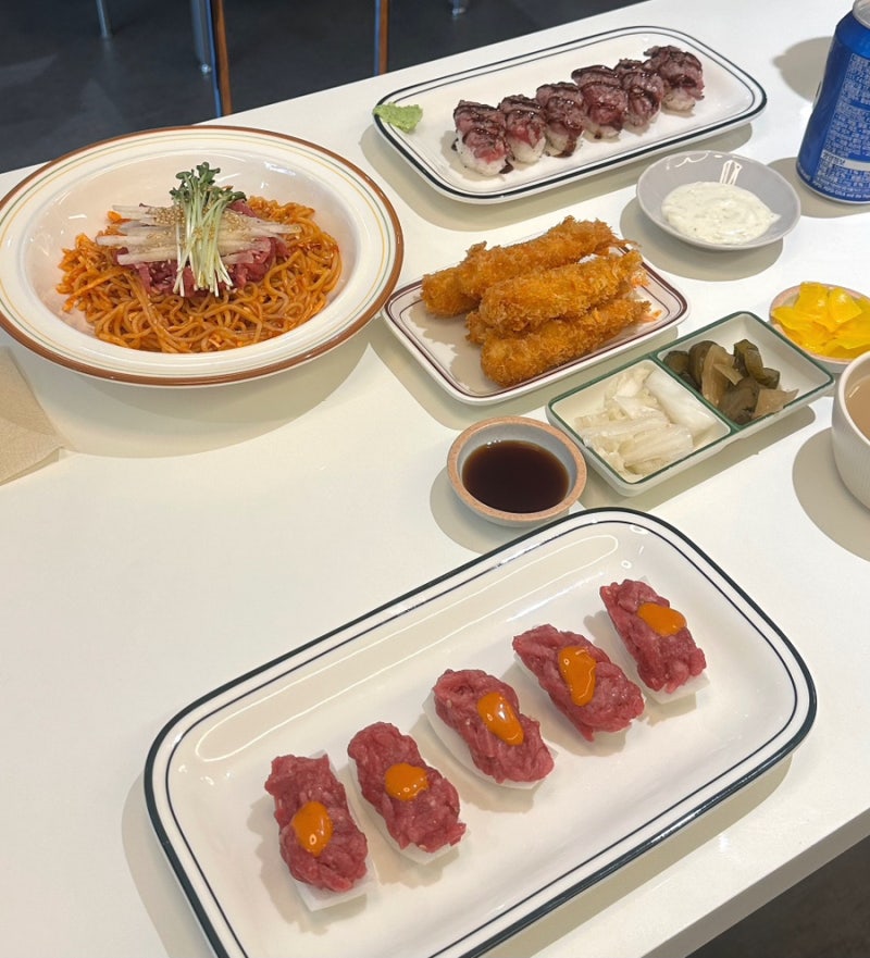 수원시청역 맛집 육회바른연어 인계점 육회쫄면 불닭양파쌈 솔직후기