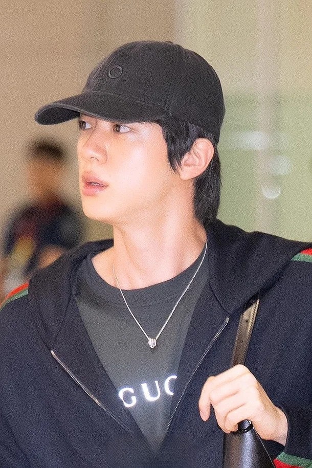 BTS Jin 最新動態：Weverse 更新、機場風采與獨特鮪魚罐頭廣告