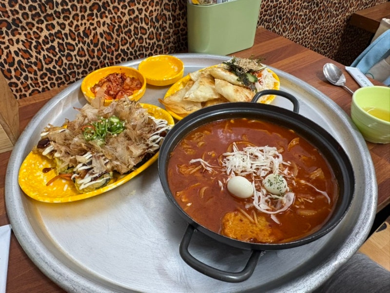 대구 서문시장 맛집으로 유명한 신서문김밥 인기 메뉴 삼각비빔만두 오꼬노미김밥 국물우동....