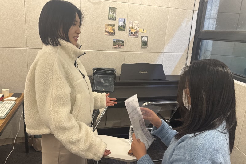 오늘은뮤직 광주점 레슨실에서 강사와 1:1로 보컬 수업을 하는 모습
