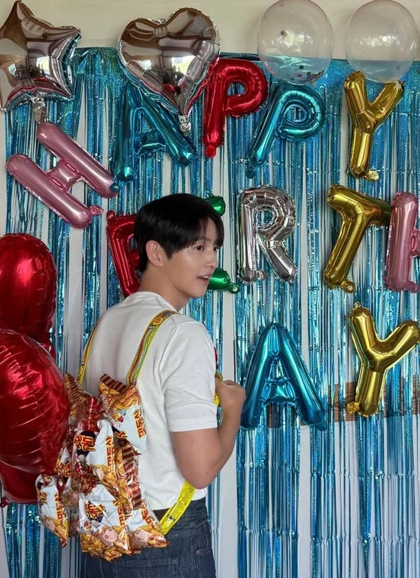 송중기, 41세 생일에 등에 멘 가방 정체가…두 아이 아빠의 반전 파티룩