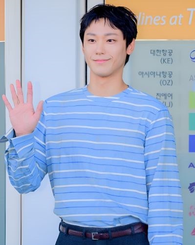 「イ・ドヒョン合ってる？」俳優イ・ドヒョン、除隊後プラダを着て登場…高級品よりも注目された「ヘアスタイル」