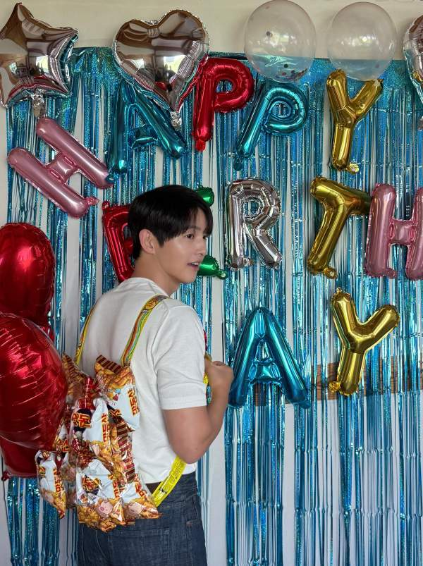 송중기, 애 둘 아빠의 생일 파티는 다르네 과자 가방 멘 초깜찍·러블리 소년미
