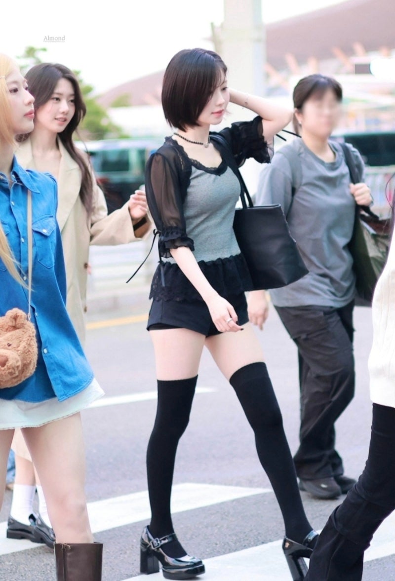 베이비몬스터 아사의 센스 넘치는 9월 공항패션: 니삭스와 빅백의 완벽 조화