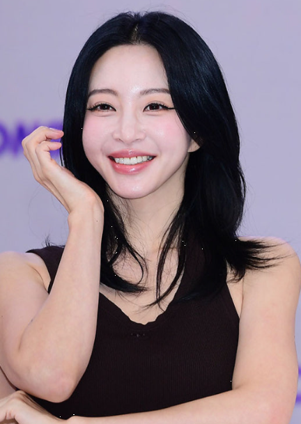 화이트 캐미에 데님 하나 걸쳤을 뿐인데, 누가 봐도 평범한 코디가 태부터 다르다는 한예슬 ....