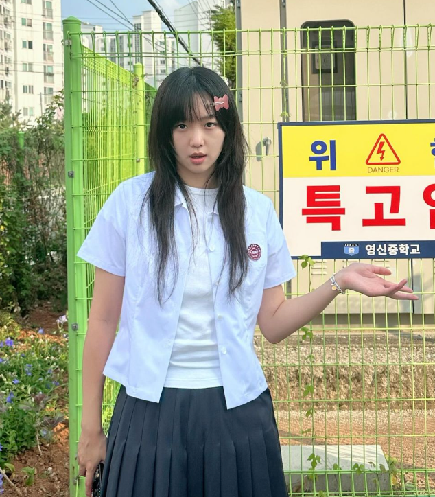 "모델 면접에서 회사 체조를 했다는" 여배우의 시스루 상의·흰 블라우스 룩