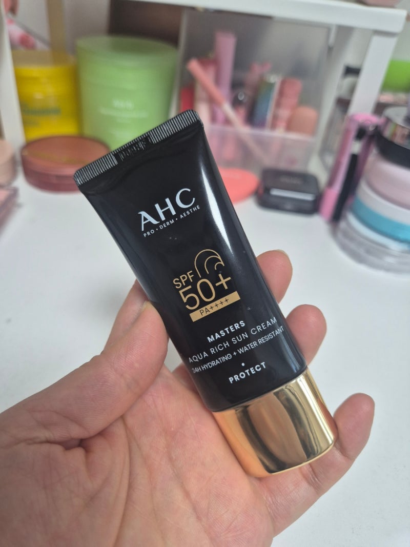 AHC 선크림, “촉촉하기만 할 줄 알았는데”…마스터즈 아쿠아 리치 직접 써보니