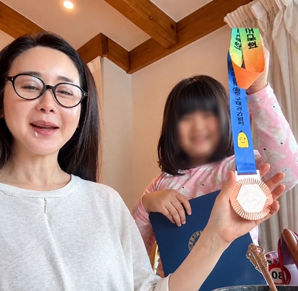 함소원 딸 혜정, 태권도 대회 동메달…상장 들고 자랑한 귀여운 근황 !