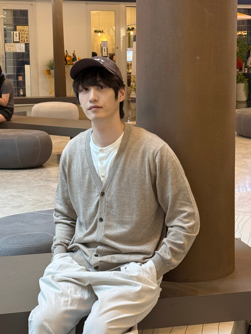 탑텐 메리노 남자니트 브이넥 가을가디건 입고 포멀룩 및 감각적인 간절기옷 코디하기