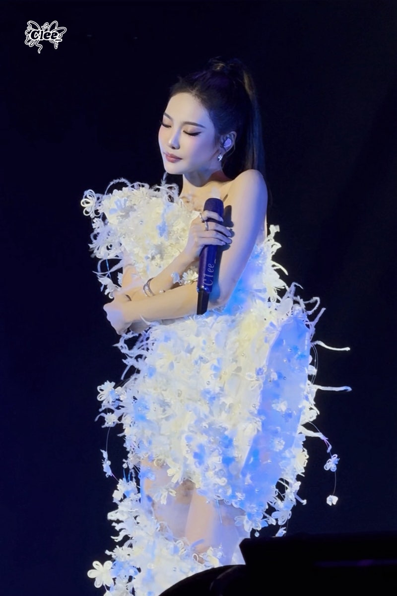 aespa寧寧個人歌曲演唱會服裝傳奇：白色花朵禮服宛如仙女