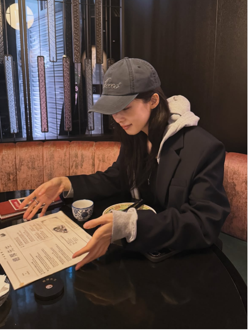 "볼캡에 사첼백 조합이 이렇게 힙했나?" 배우 이청아의 감각적인 가을 사복 패션, 아미 모자 &....