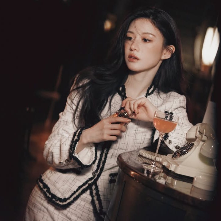 고윤정, 샤넬 향수 화보 비하인드 공개…고혹적인 분위기 가득한 인스타그램
