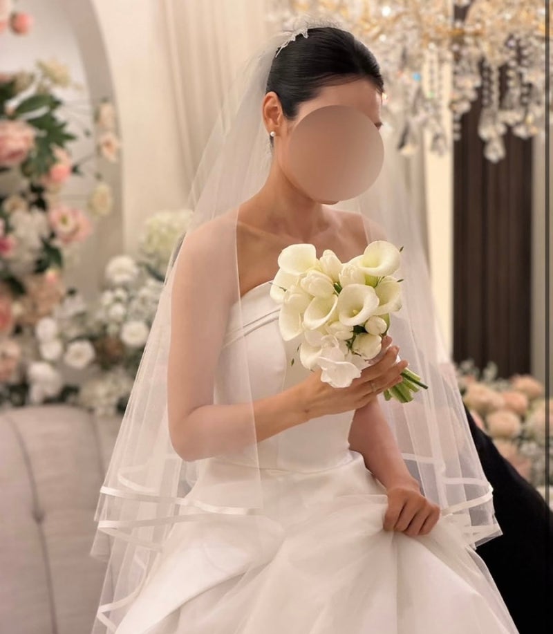 실크 드레스엔 어떤 부케가 잘 어울릴까?