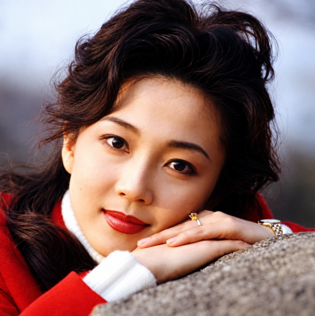 아버지가 미워 결혼식 신부 입장 때 아버지 손을 거부한 여배우의 사연