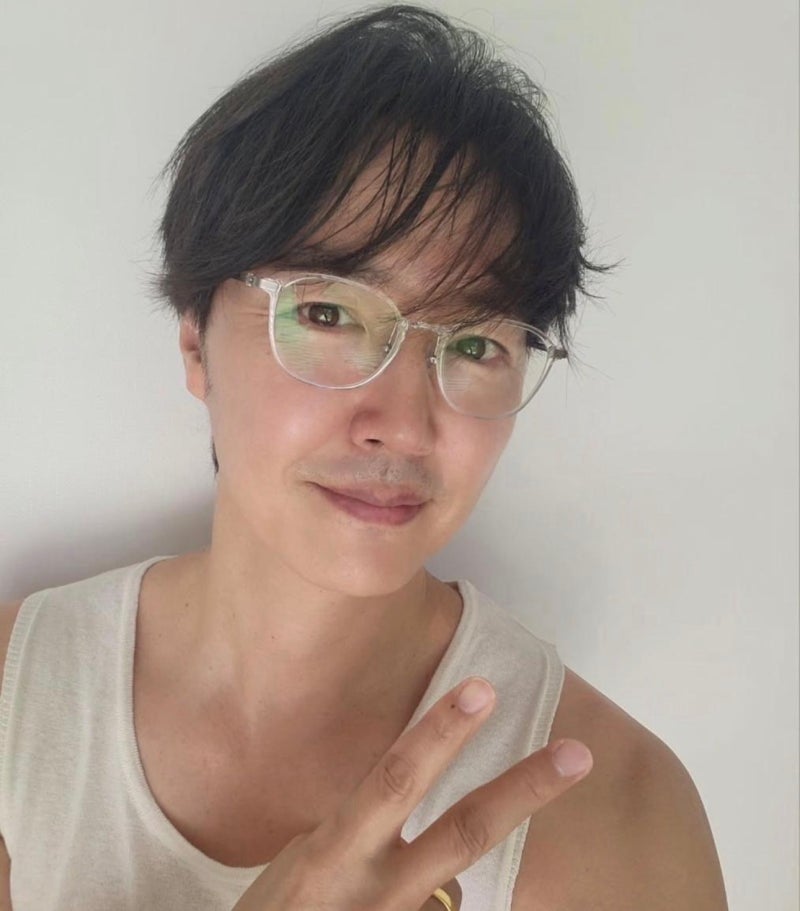 윤상현, 일본에서 포착된 52세 근황…수염 지우자 “10년은 어려졌다” 반응 쏟아졌다