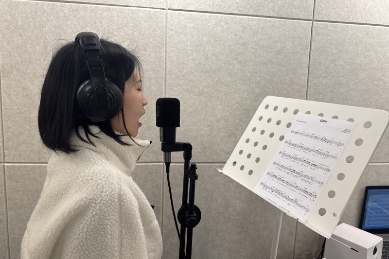 오늘은뮤직 광주점 보컬 레슨, 저녁 시간 레슨실에서 노래하는 수강생