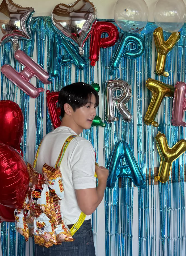 "애 둘 아빠 맞아요?" 케이티♥ 송중기, 생일파티서 등판한 '과자 가방'의 정체!