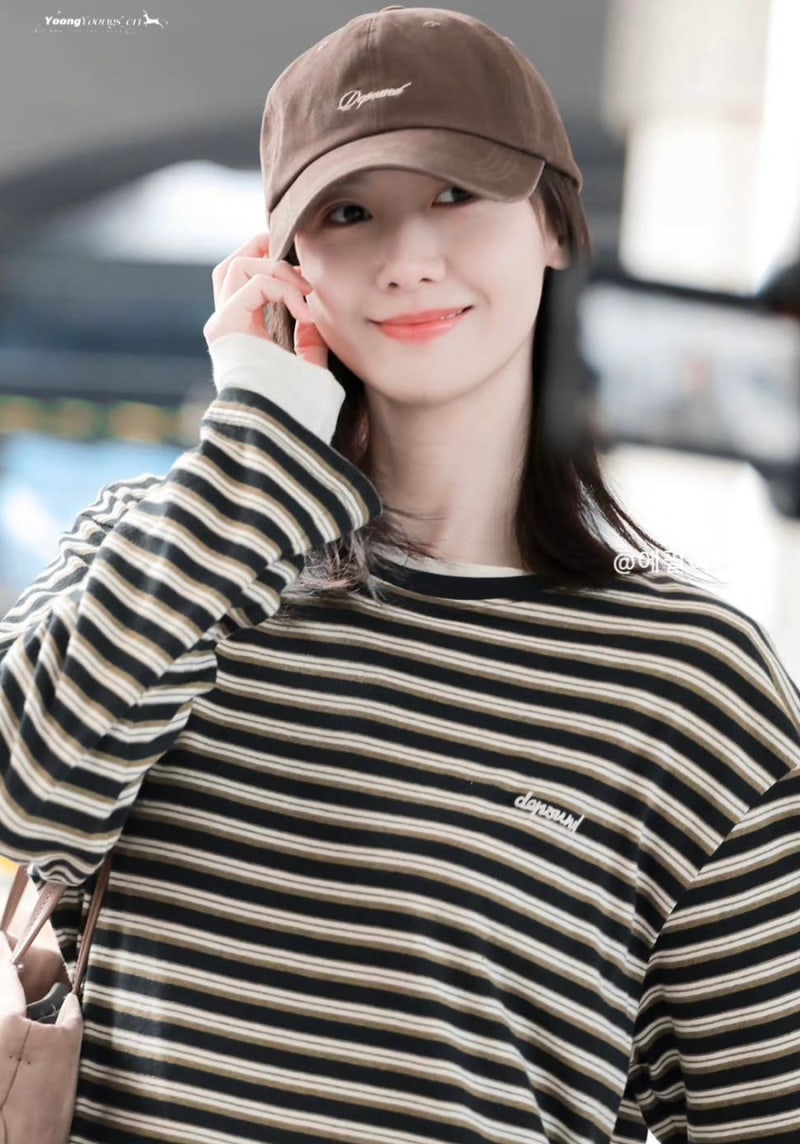 윤아 공항룩, 무난해서 반응 좋은 스타일 스트라이프 티셔츠 데님 청바지 가을사복 코디