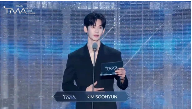 김수현, 야윈 얼굴로 시상식 등장…1년 6개월만 공식석상→팬들 '환영트럭' 응원[Oh!쎈 이슈]