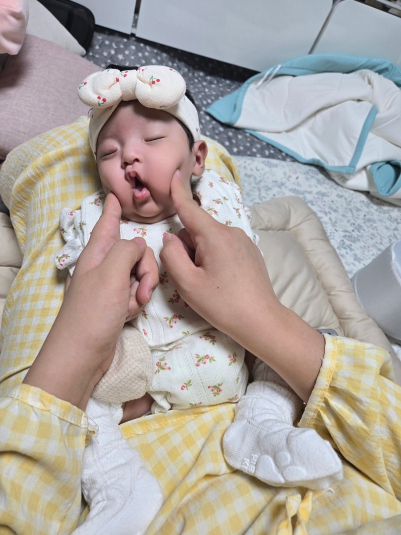 아기 턱받이 사용시기 언제부터? 신생아 침받이 써도 될까