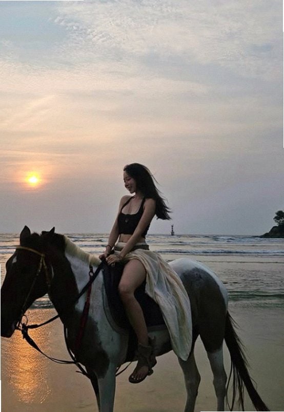 이솔이 코타키나발루 승마 사진 애마부인 연상시키는 역대급 화보