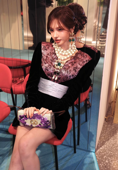 IVEリズのヴァレンティノファッション、ジュエリーよりも顔が先に目に入った日