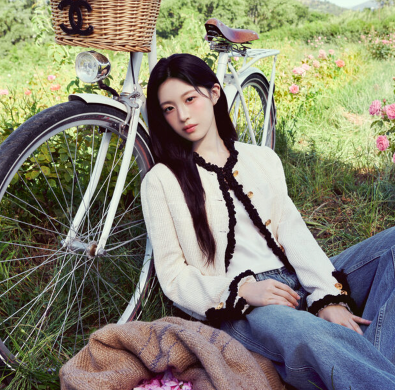 30세 고윤정 반년 만에 파리 아이보리 트위드 셋업에 블랙 샤넬미니백 6년 만의 향수 행사