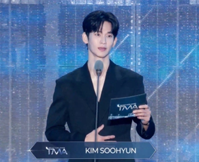 김수현, 1년6개월 만 공식석상, 야위었지만 내내 미소로 논란 후 첫 국내 복귀