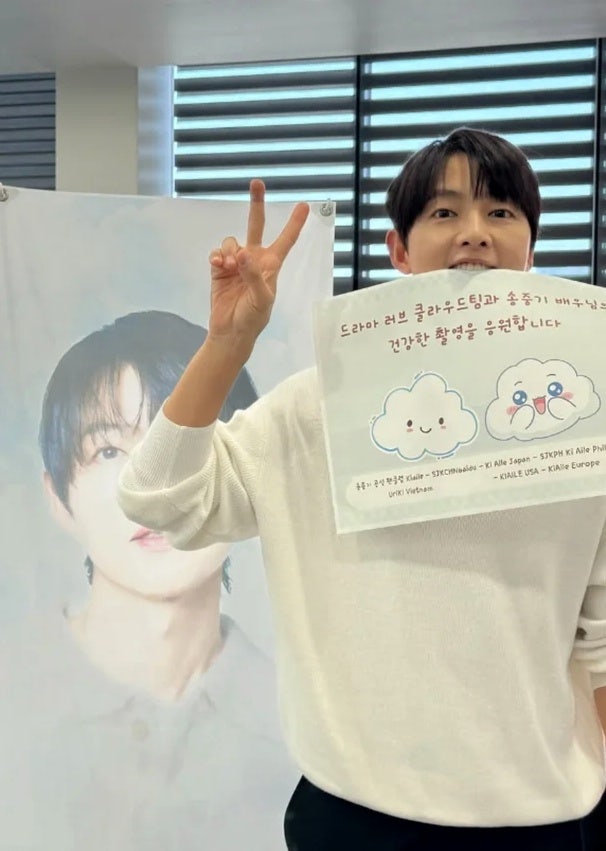"애 둘 아빠 맞아?" 송중기 41세 생일 소년미 폭발한 충격 근황