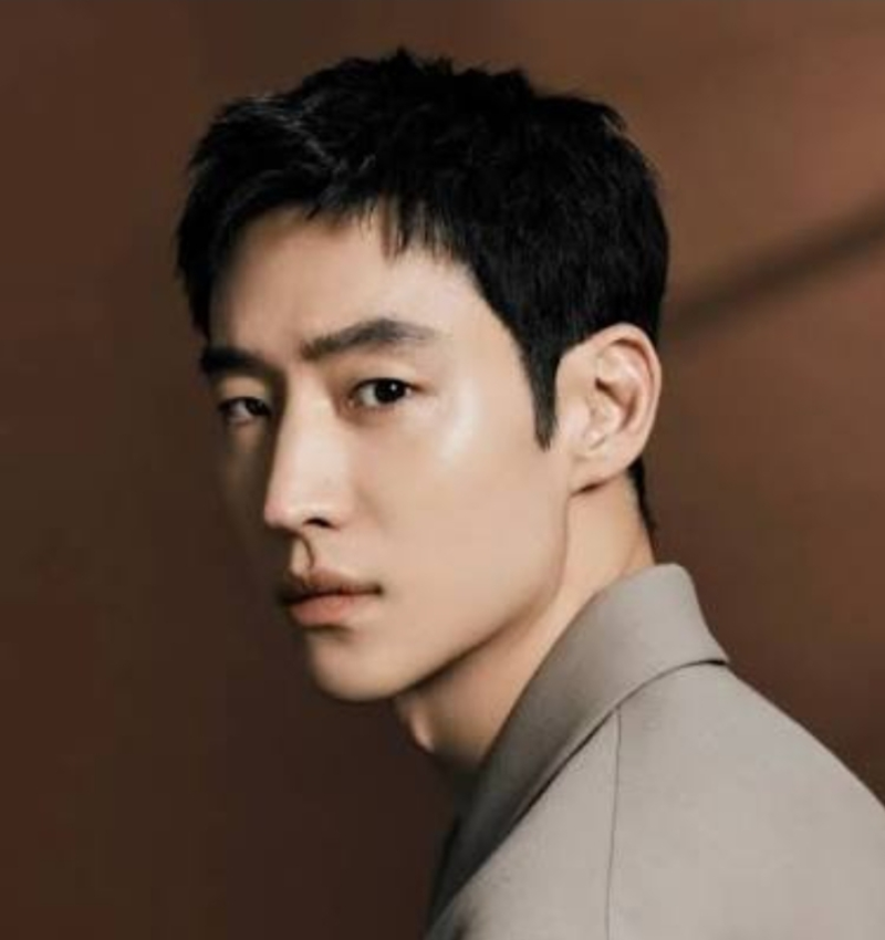 이제훈이 선택한 기묘한 세계 영화 흉몽 꿈을 파는 남자의 소름 돋는 변신