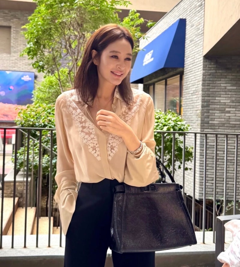 같은 가방 맞아? 김혜수·차정원이 든 펜디 피카부 완전 달라 보이네
